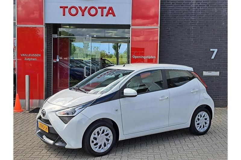 Wit Gebruikt 2021 Toyota Aygo X X-play SUV | € 11.999 - Afbeelding 1/1