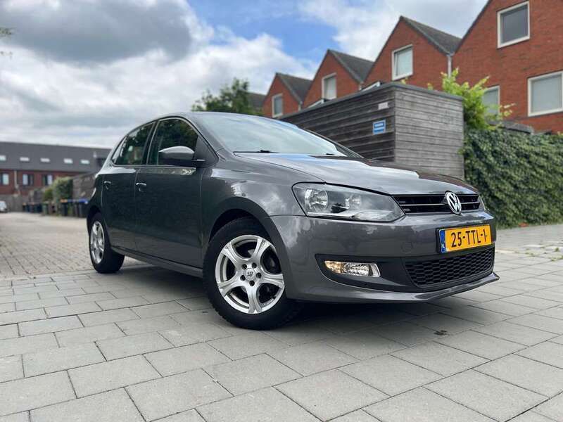 Grijs Gebruikt 2012 VW Polo Comfortline Hatchback | € 4.499 (Goede deal) - Afbeelding 1/4
