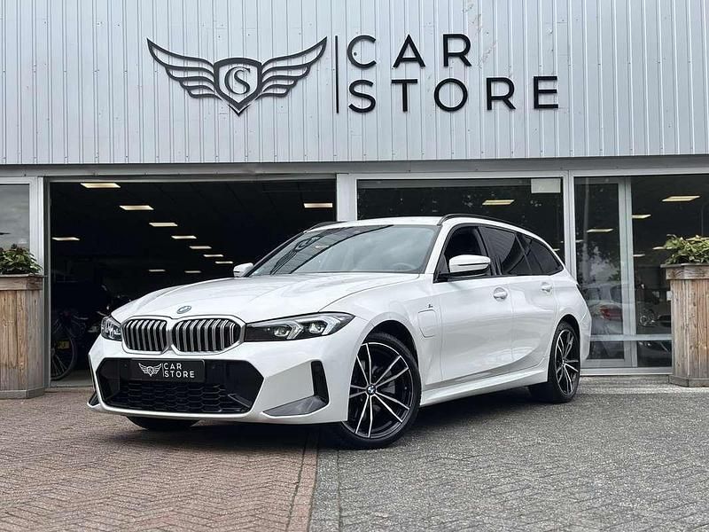 Wit Gebruikt 2024 BMW 320e M Sport Stationwagen | € 39.950 (Goede deal) - Afbeelding 1/4