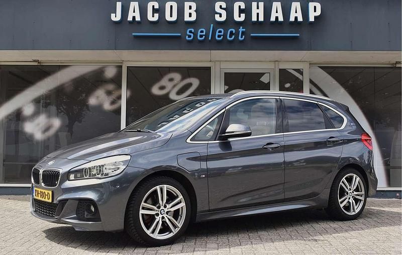 Grijs, metallic lak Gebruikt 2016 BMW 225 Active Tourer iPerformance MPV | € 17.900 (Iets duurder) - Afbeelding 1/4