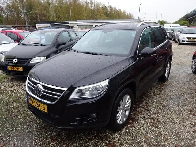 Zwart (metallic) Occasion 2010 VW Tiguan Sport SUV | € 6.995 (Goede deal) - Afbeelding 1/4