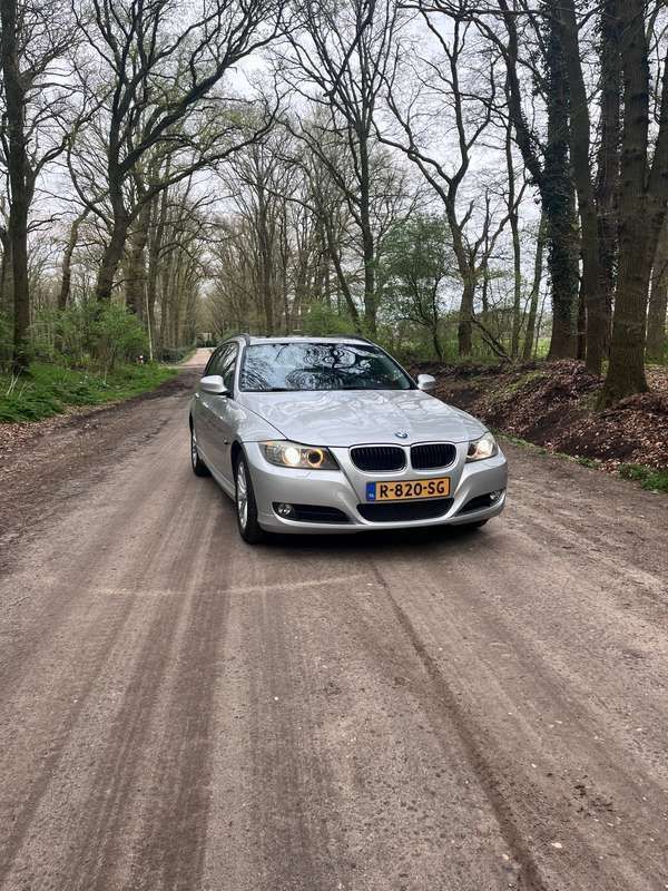 Grijs Gebruikt 2010 BMW 320 Stationwagen | € 6.500 (Eerlijke prijs) - Afbeelding 1/4