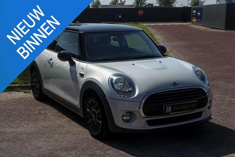 Wit Gebruikt 2017 Mini Cooper Business Hatchback | € 14.350 (Eerlijke prijs) - Afbeelding 1/4