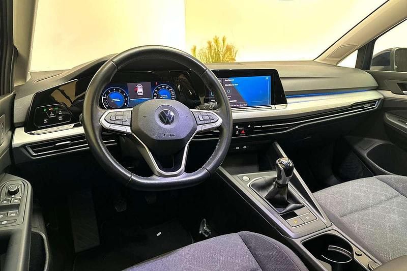 Occasion VW Golf VIII Life 110 PK (80 kW) 2022 Atlantic blue Stationwagen