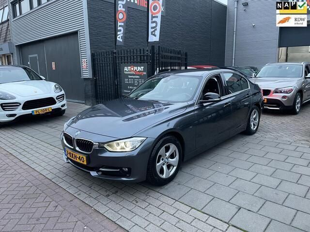 Grijs, metallic lak Gebruikt 2013 BMW 320 Efficient Dynamics Sedan | € 9.499 (Eerlijke prijs) - Afbeelding 1/4