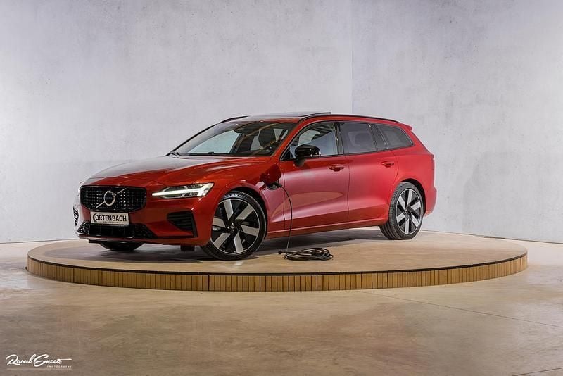 Rood, metallic lak Gebruikt 2024 Volvo V60 Ultra Stationwagen | € 47.990 (Eerlijke prijs) - Afbeelding 1/4
