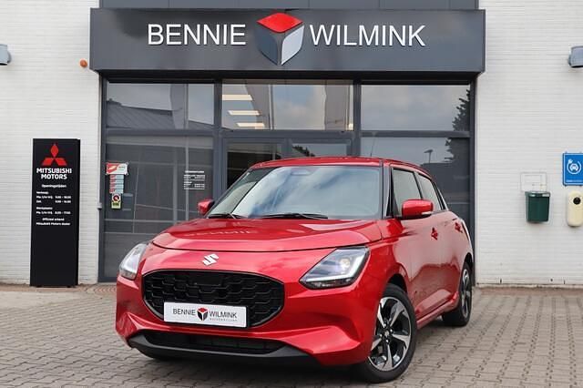 Rood Gebruikt 2025 Suzuki Swift Style Hatchback | € 22.895 (Duur) - Afbeelding 1/4