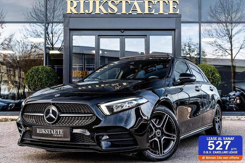 Zwart (metallic) Gebruikt 2022 Mercedes A250 AMG Hatchback | € 32.900 (Eerlijke prijs) - Afbeelding 1/4