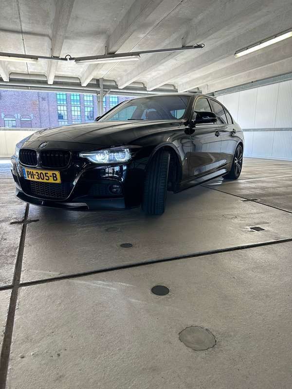 Zwart Gebruikt 2017 BMW 330 Shadowline Sedan | € 27.000 (Eerlijke prijs) - Afbeelding 1/4