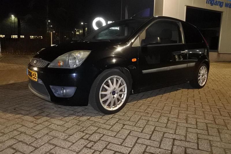 Zwart (metallic) Occasion 2006 Ford Fiesta Futura Hatchback | € 995 (Super prijs) - Afbeelding 1/4