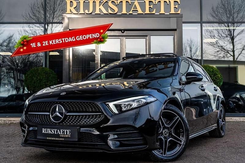 Zwart (metallic) Gebruikt 2022 Mercedes A250 AMG Hatchback | € 33.900 (Eerlijke prijs) - Afbeelding 1/4