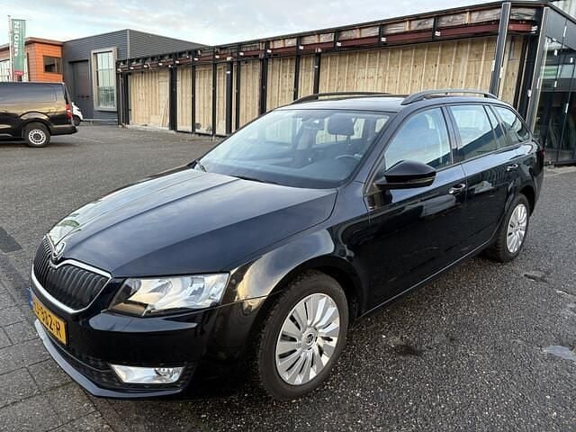 Zwart Gebruikt 2015 Skoda Octavia Ambition Stationwagen | € 9.950 (Eerlijke prijs) - Afbeelding 1/4