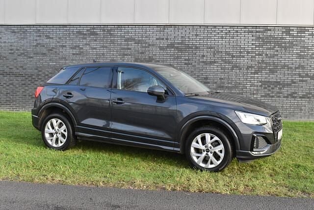 Grijs (metallic) Gebruikt 2023 Audi Q2 Advanced SUV | € 26.940 (Goede deal) - Afbeelding 1/4