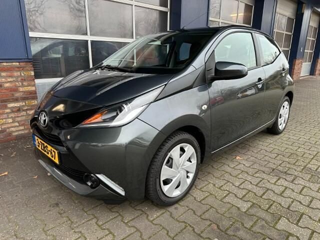 Grijs Gebruikt 2014 Toyota Aygo X-play Hatchback | € 6.950 (Eerlijke prijs) - Afbeelding 1/4