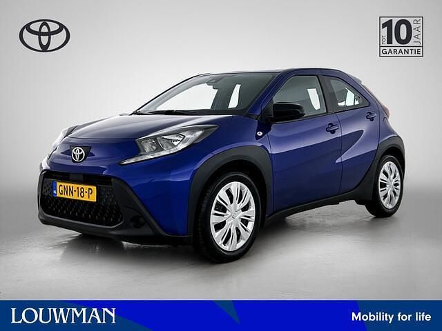 Blauw (metallic) Occasion 2024 Toyota Aygo X Play SUV | € 17.445 (Goede deal) - Afbeelding 1/4