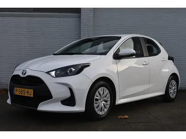 Wit Gebruikt 2022 Toyota Yaris Hybrid Active Hatchback | € 20.999 (Eerlijke prijs) - Afbeelding 1/4