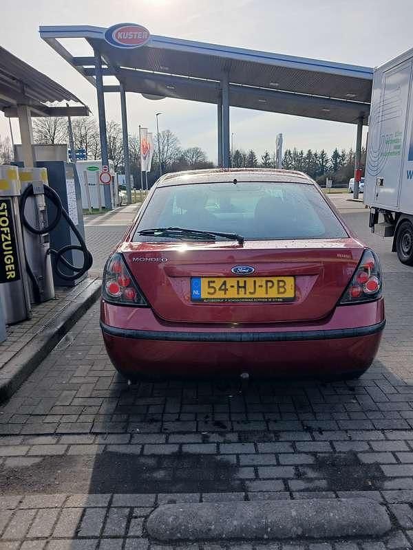 Occasion Ford Mondeo Trend 125 PK (91 kW) 2001 Rood Hatchback
