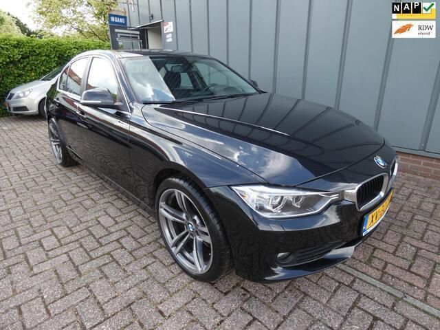 Zwart Gebruikt 2015 BMW 318 Executive Sedan | € 14.950 (Goede deal) - Afbeelding 1/4