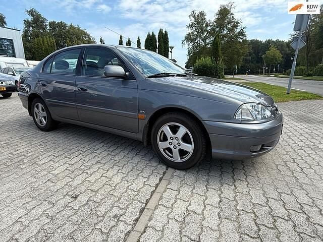 Grijs Gebruikt 2002 Toyota Avensis Luna Sedan | € 2.950 - Afbeelding 1/4