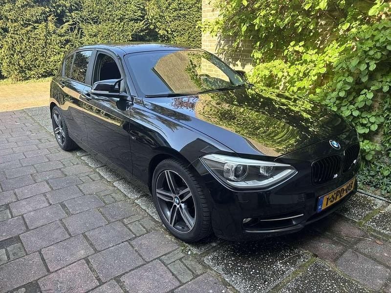 Zwart Gebruikt 2013 BMW 114 Sport Line Hatchback | € 6.450 (Super prijs) - Afbeelding 1/4