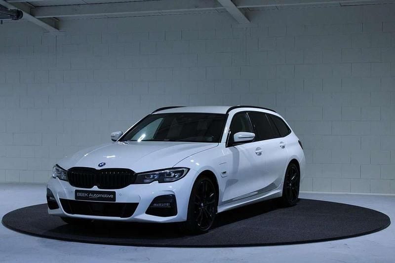 Wit Gebruikt 2022 BMW 330e M Sport Stationwagen | € 26.950 (Super prijs) - Afbeelding 1/4