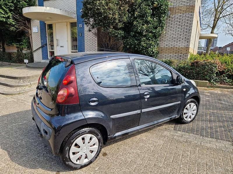 Zwart Gebruikt 2012 Peugeot 107 Envy Hatchback | € 4.250 (Goede deal) - Afbeelding 1/4