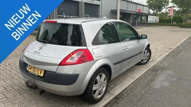 Grijs Gebruikt 2006 Renault Mégane II Dynamique Hatchback | € 1.399 (Eerlijke prijs) - Afbeelding 1/4