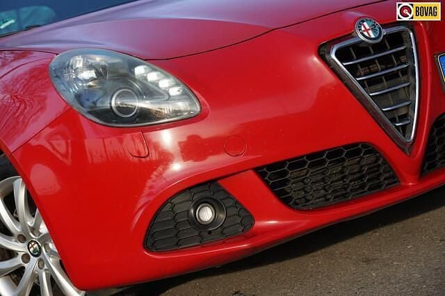 Rood (metallic) Occasion 2011 Alfa Romeo Giulietta Distinctive Hatchback | € 3.725 (Eerlijke prijs) - Afbeelding 1/4