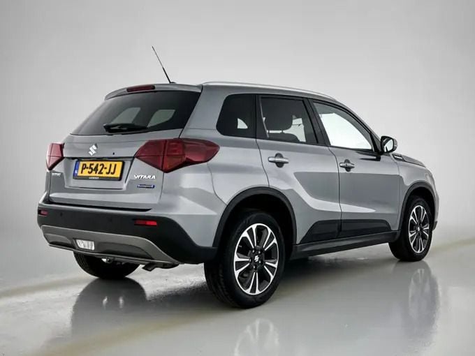 Grijs, metallic lak Gebruikt 2022 Suzuki Vitara Style SUV | € 24.445 (Eerlijke prijs) - Afbeelding 1/3