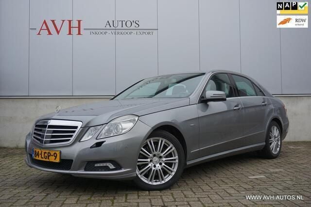 Grijs Gebruikt 2009 Mercedes E350 Elegance Sedan | € 8.750 (Eerlijke prijs) - Afbeelding 1/4