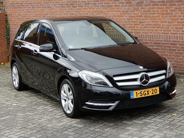 Zwart Gebruikt 2013 Mercedes B180 Ambition MPV | € 13.950 (Eerlijke prijs) - Afbeelding 1/4