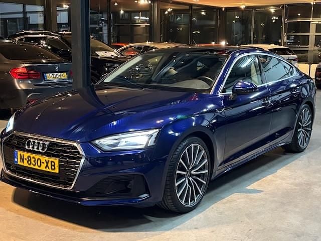 Blauw (metallic) Gebruikt 2022 Audi A5 Sportback Proline Hatchback | € 36.950 (Eerlijke prijs) - Afbeelding 1/4