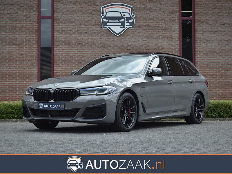 Grijs, metallic lak Gebruikt 2020 BMW 530e M Sport Stationwagen | € 48.750 - Afbeelding 1/4