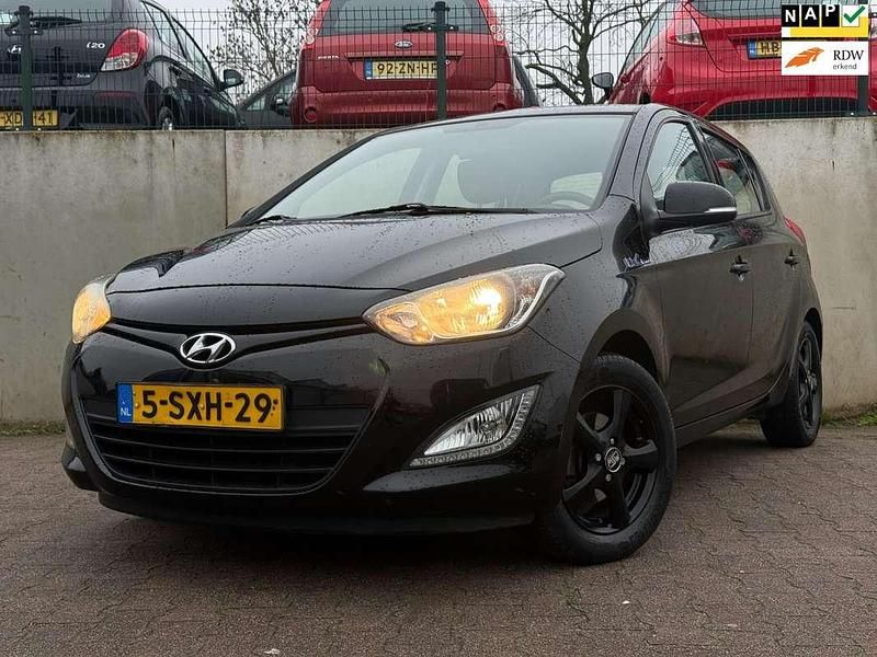Zwart Occasion 2014 Hyundai i20 Hatchback | € 6.777 (Goede deal) - Afbeelding 1/4