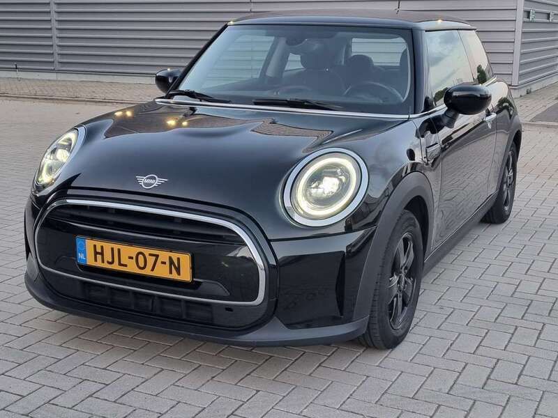 Zwart Gebruikt 2021 Mini ONE Essential Hatchback | € 15.900 (Goede deal) - Afbeelding 1/4
