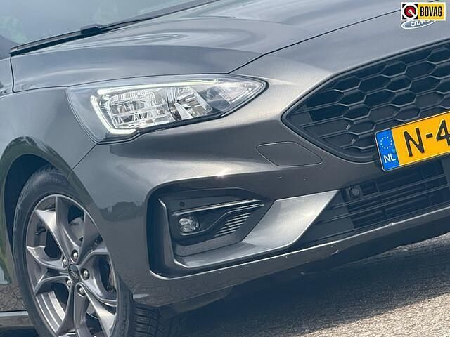 Grijs Gebruikt 2022 Ford Focus Business Edition Stationwagen | € 13.925 (Goede deal) - Afbeelding 1/4
