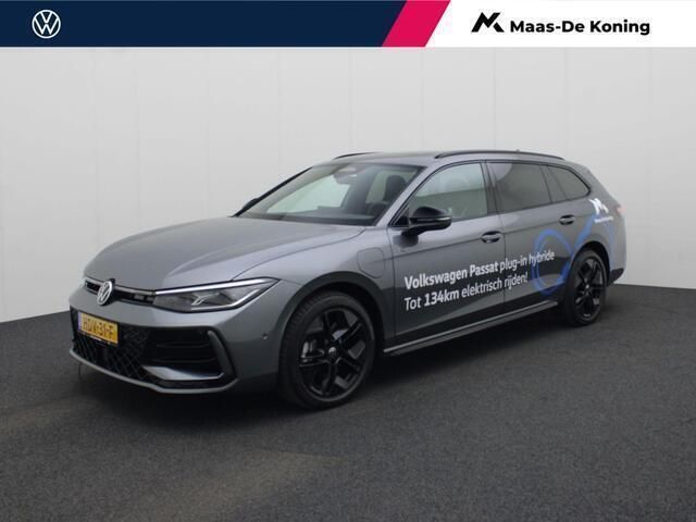 Grijs Gebruikt 2025 VW Passat R-line Edition Stationwagen | € 59.950 - Afbeelding 1/4