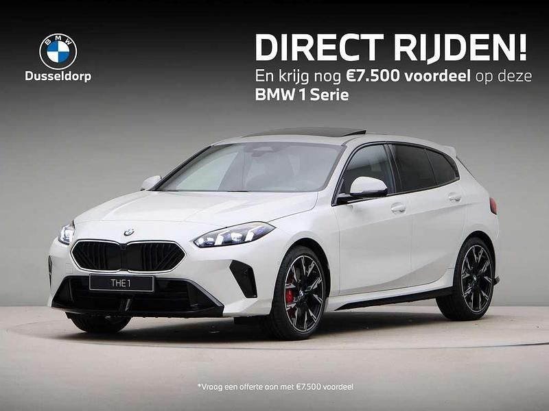 Wit Nieuw 2025 BMW 120 M Sport Hatchback | € 55.425 (Eerlijke prijs) - Afbeelding 1/4