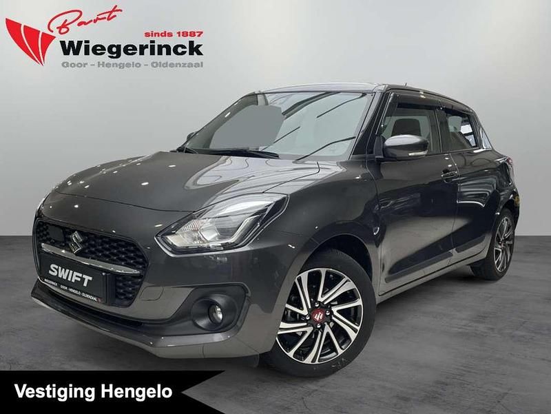 Grijs (metallic) Gebruikt 2021 Suzuki Swift Style Hatchback | € 16.249 (Eerlijke prijs) - Afbeelding 1/4