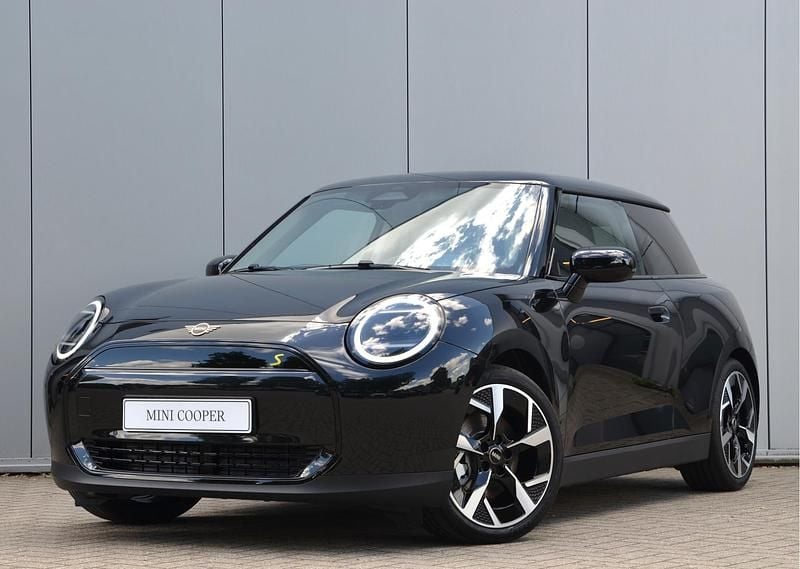 Zwart Gebruikt 2024 Mini Cooper SE Classic Hatchback | € 40.750 (Iets duurder) - Afbeelding 1/4
