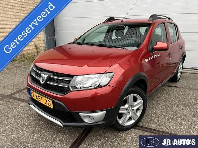 Rood Gebruikt 2013 Dacia Sandero Lauréate Hatchback | € 4.490 (Eerlijke prijs) - Afbeelding 1/4