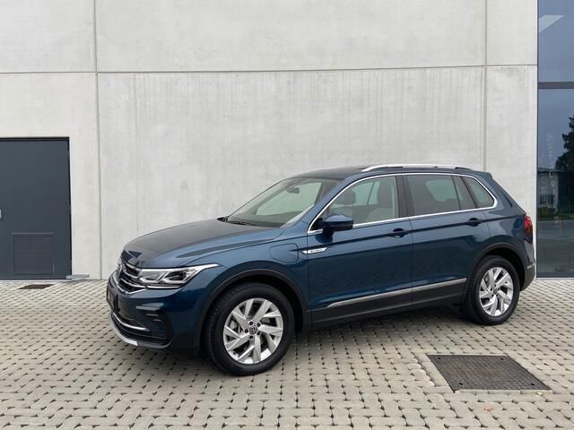 Blauw Gebruikt 2022 VW Tiguan Exclusive SUV | € 35.860 (Eerlijke prijs) - Afbeelding 1/4