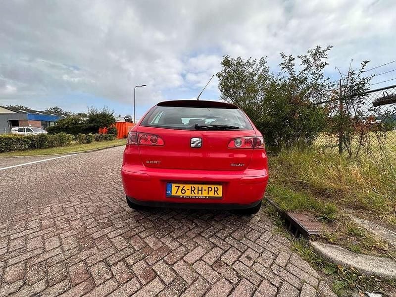 Rood Gebruikt 2005 Seat Ibiza Reference Hatchback | € 3.000 - Afbeelding 1/4