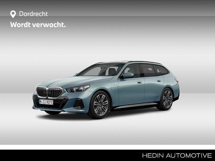 Groen Gebruikt 2025 BMW 530e M Sport Stationwagen | € 61.895 - Afbeelding 1/4