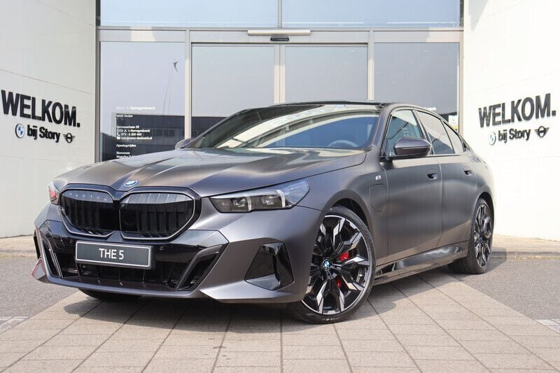 Grijs Nieuw 2025 BMW 550e M Sport Sedan | € 112.021 (Duur) - Afbeelding 1/4