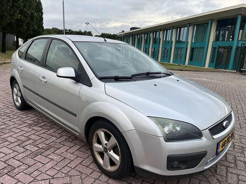 Grijs Gebruikt 2007 Ford Focus Futura Hatchback | € 1.099 (Super prijs) - Afbeelding 1/4
