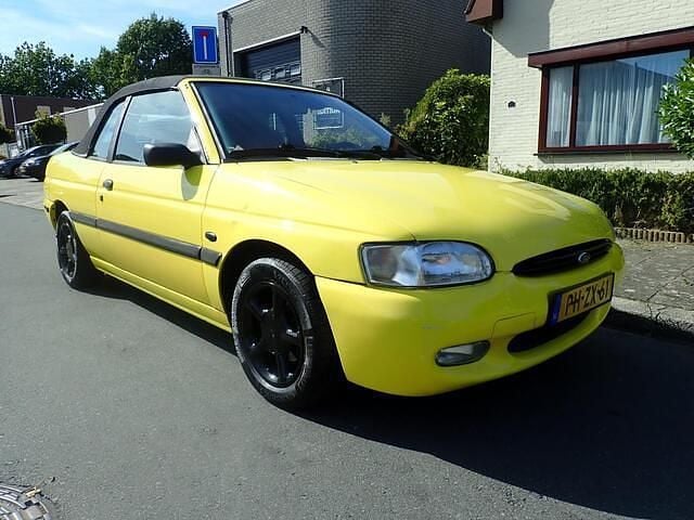 Geel Gebruikt 1996 Ford Escort Cabriolet | € 999 - Afbeelding 1/4