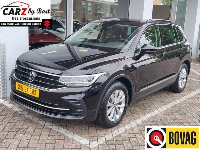 Zwart Gebruikt 2024 VW Tiguan Life SUV | € 35.945 - Afbeelding 1/4