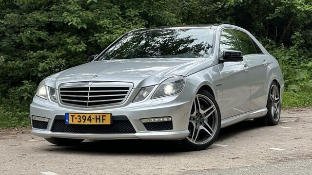 Grijs, metallic lak Gebruikt 2009 Mercedes E63 AMG AMG Sedan | € 33.950 - Afbeelding 1/4
