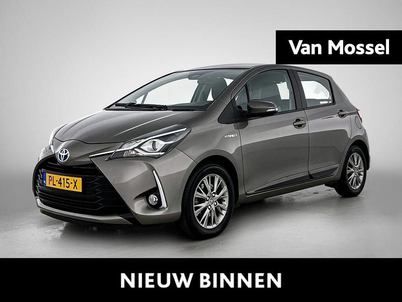 Grijs Occasion 2017 Toyota Yaris Hybrid Executive Hatchback | € 13.940 (Eerlijke prijs) - Afbeelding 1/4
